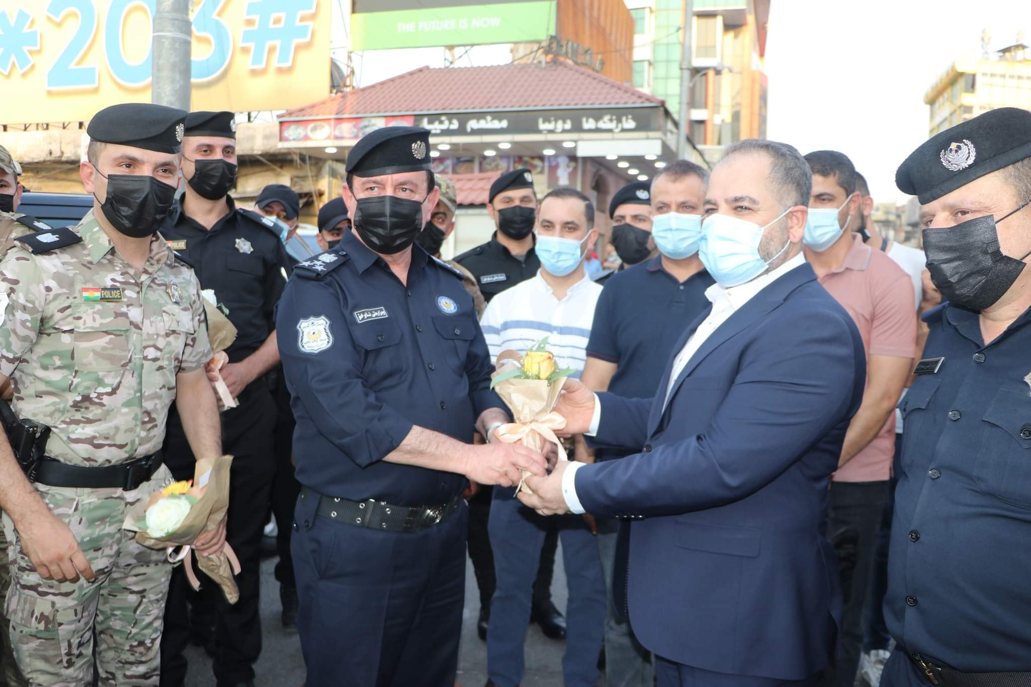 رێڤه‌به‌رێ گشتی یێ ساخله‌میا پارێزگه‌ها دهوكێ سوپاسی و گول پێشكێشی پولیسێن هاتن و چوونێ كرن